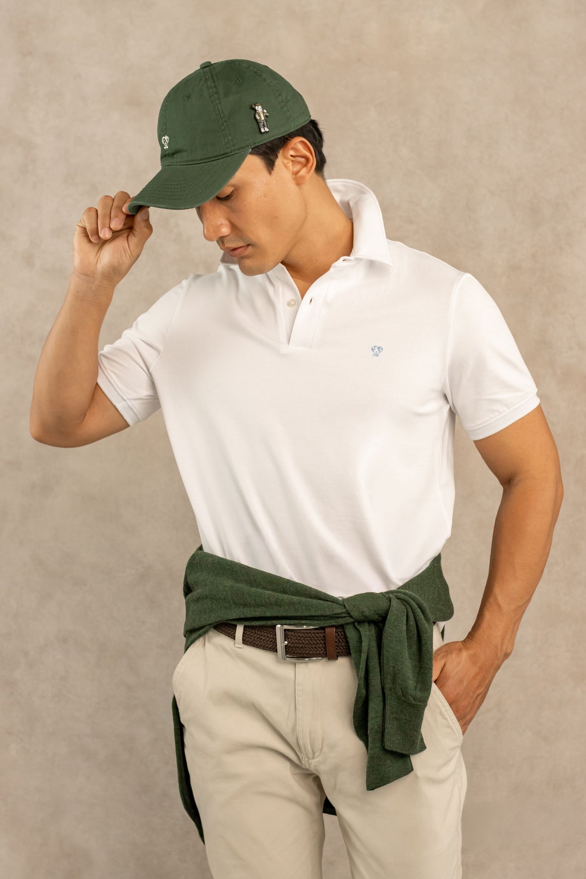 Polo Antimanchas Cuello Rígido Blanco Logo Azul Medio para Hombre