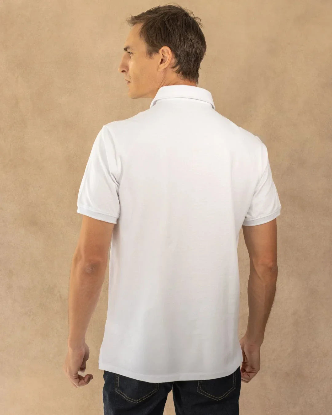 Polo Antimanchas Cuello Rígido Blanco Logo Azul Medio marca DANTE tallaje regular fit foto espalda