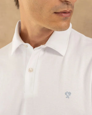 Polo Antimanchas Cuello Rígido Blanco Logo Azul Medio marca DANTE tallaje regular fit foto modelo