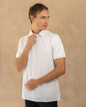 Polo Antimanchas Cuello Rígido Blanco Logo Azul Medio marca DANTE tallaje regular fit foto modelo