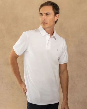 Polo Antimanchas Cuello Rígido Blanco Logo Azul Medio marca DANTE tallaje regular fit foto modelo 2